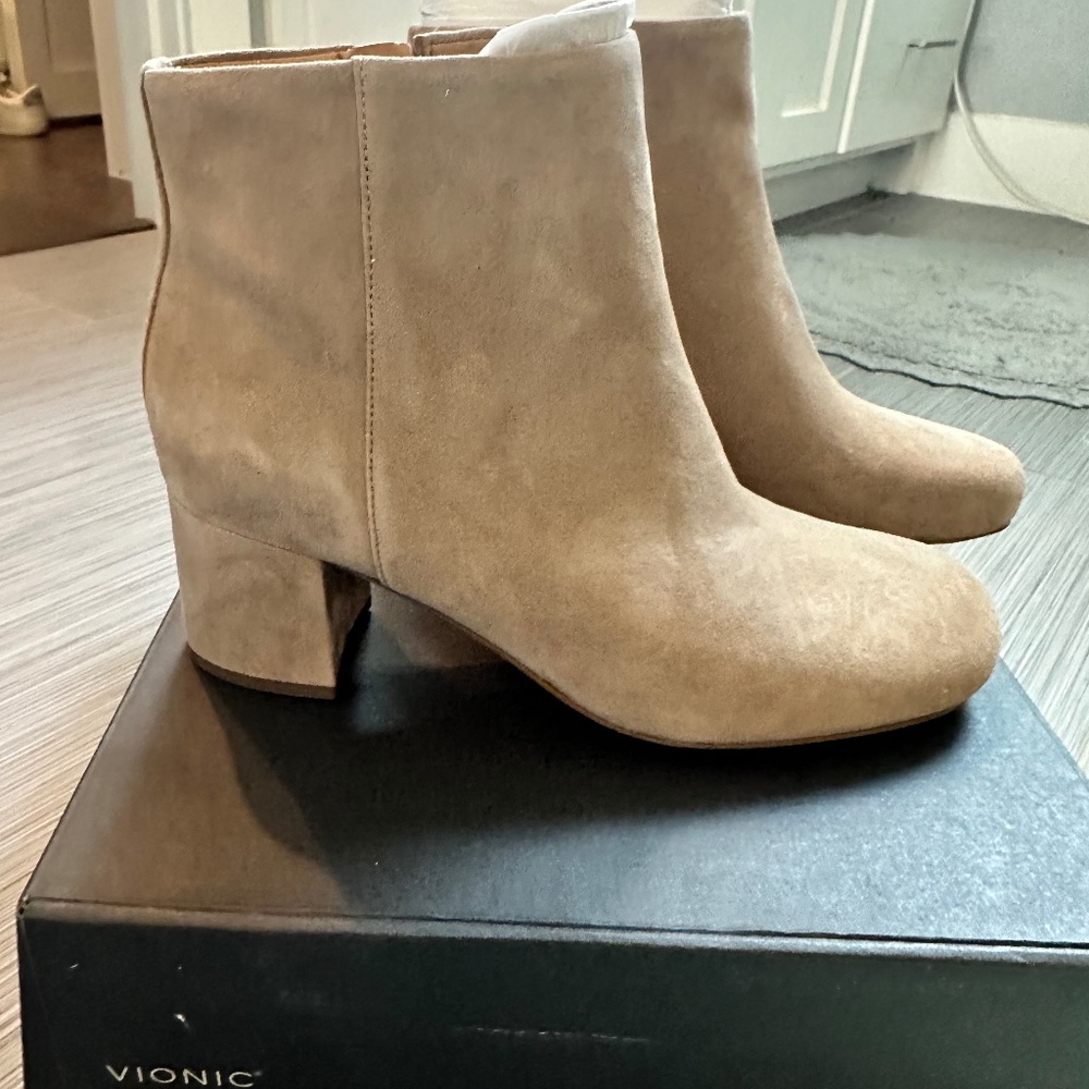 Vionic sublet taupe bootie size 9